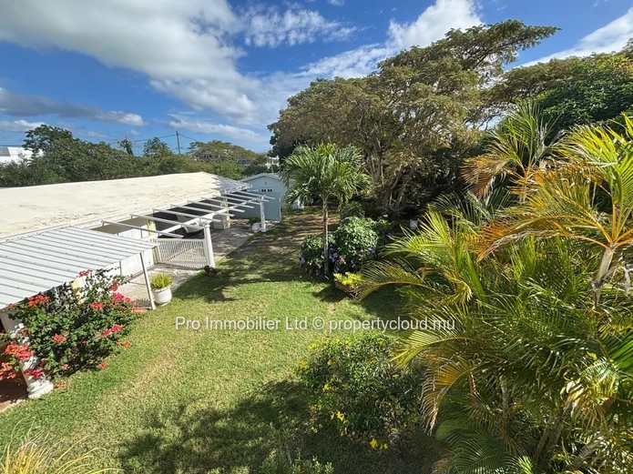 SPACIOUS FAMILY RESIDENCE WITH INDEPENDENT STUDIO & EXTENSIVE OUTBUILDINGS Pereybere Grand Baie.