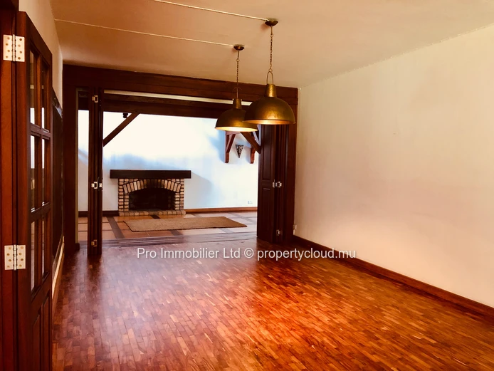 House in the prestigious diplomatic enclave of Avenue King George V, Floréal. FOR RENT