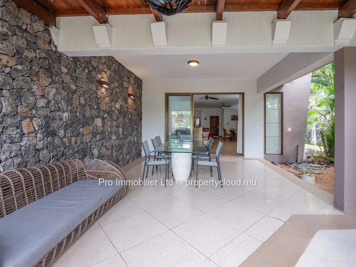 Fully Renovated Duplex With Private Garden And Basement ,Black River