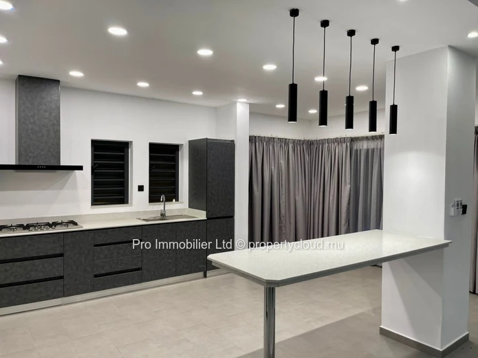 Spacious 4-Bedroom Villa for Rent – Pereybère