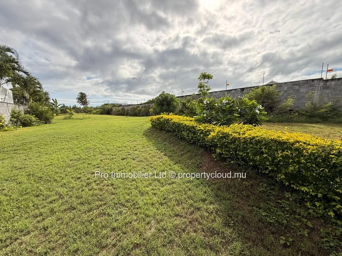 Two serviced plots of land located in Grand Gaude, in a highly sought-after and prestigious neighborhood.