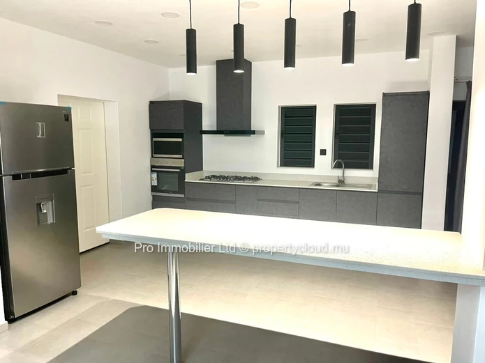Spacious 4-Bedroom Villa for Rent – Pereybère