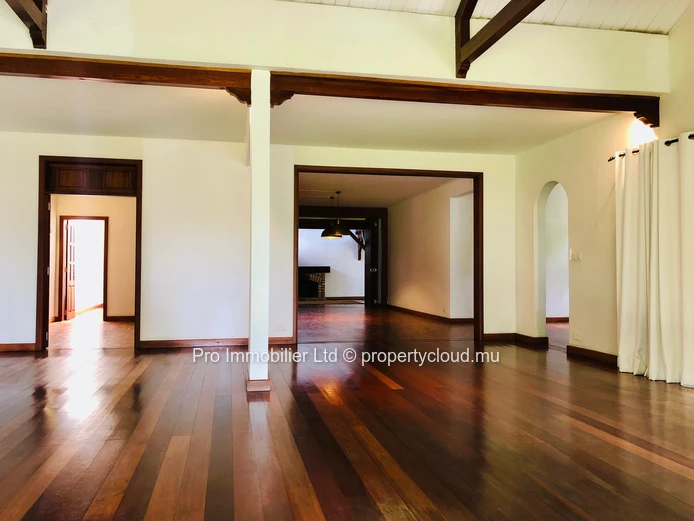 House in the prestigious diplomatic enclave of Avenue King George V, Floréal. FOR RENT