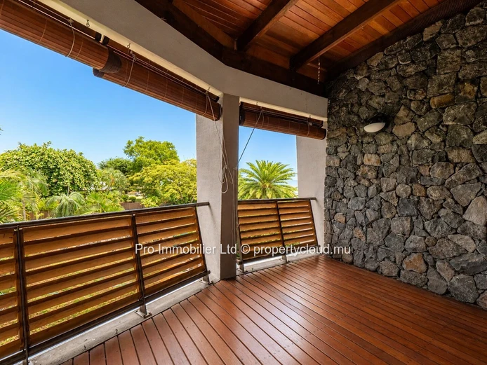 Fully Renovated Duplex With Private Garden And Basement ,Black River