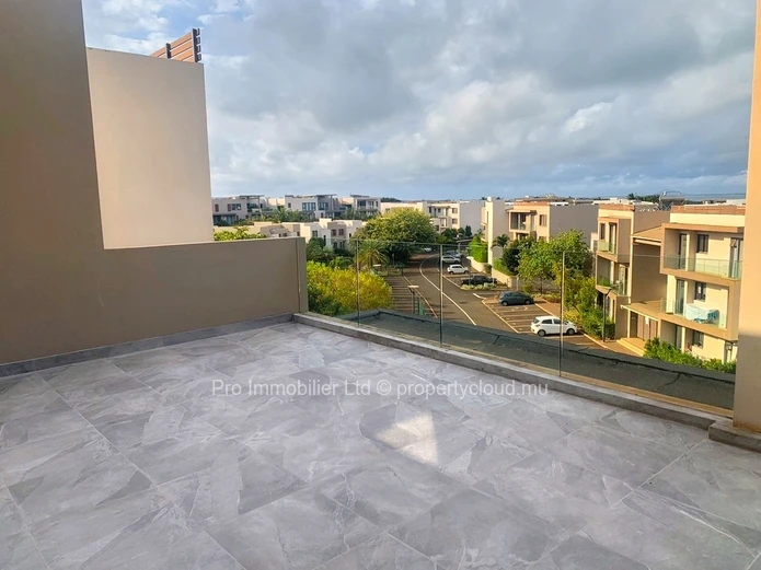 Votre expérience de vie avec ce penthouse à vendre, offrant des vues captivantes sur la mer et un espace abondant au ...