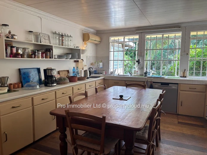 SPACIOUS FAMILY RESIDENCE WITH INDEPENDENT STUDIO & EXTENSIVE OUTBUILDINGS Pereybere Grand Baie.