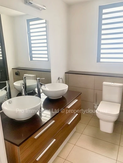 Votre expérience de vie avec ce penthouse à vendre, offrant des vues captivantes sur la mer et un espace abondant au ...