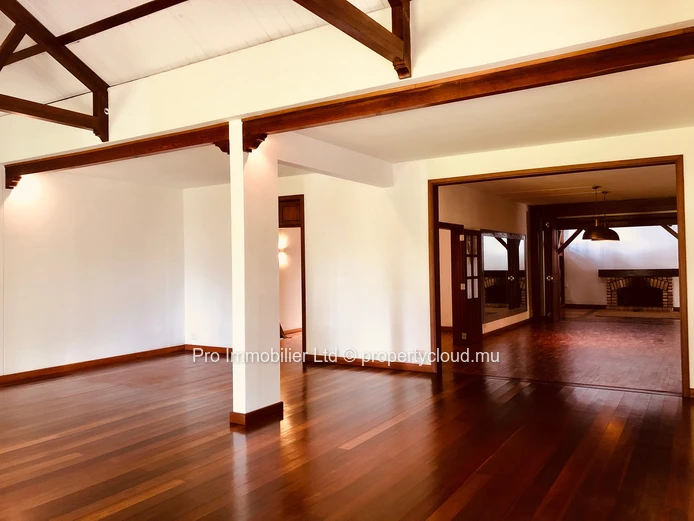 House in the prestigious diplomatic enclave of Avenue King George V, Floréal. FOR RENT