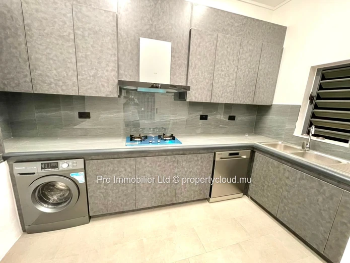 Spacious 4-Bedroom Villa for Rent – Pereybère