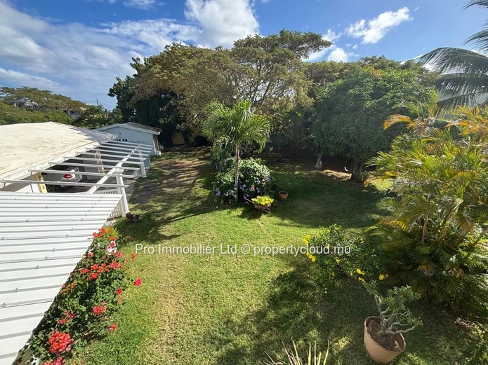 SPACIOUS FAMILY RESIDENCE WITH INDEPENDENT STUDIO & EXTENSIVE OUTBUILDINGS Pereybere Grand Baie.