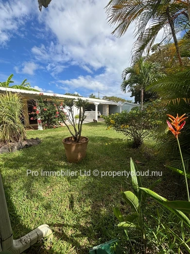 SPACIOUS FAMILY RESIDENCE WITH INDEPENDENT STUDIO & EXTENSIVE OUTBUILDINGS Pereybere Grand Baie.