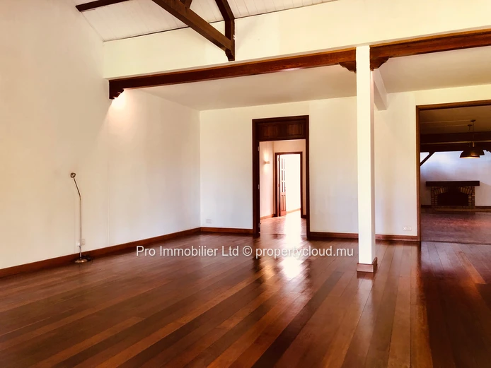 House in the prestigious diplomatic enclave of Avenue King George V, Floréal. FOR RENT