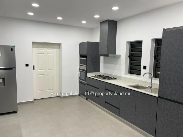 Spacious 4-Bedroom Villa for Rent – Pereybère