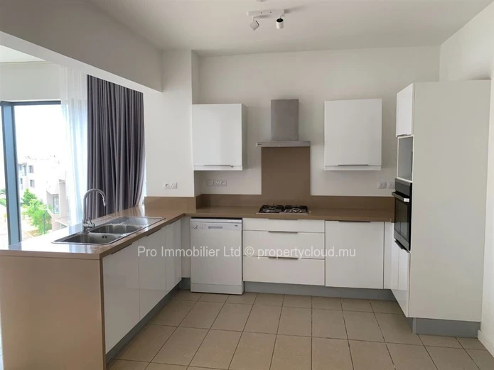 Votre expérience de vie avec ce penthouse à vendre, offrant des vues captivantes sur la mer et un espace abondant au ...