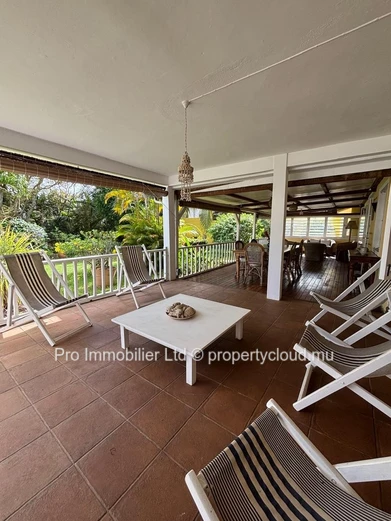 SPACIOUS FAMILY RESIDENCE WITH INDEPENDENT STUDIO & EXTENSIVE OUTBUILDINGS Pereybere Grand Baie.